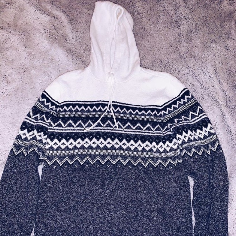 black and white patterned sweatshirt